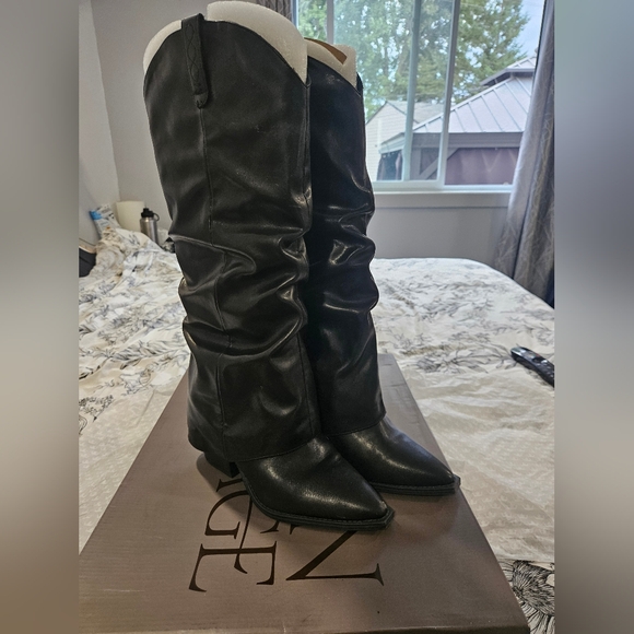 Beautiful boots - Picture 2 of 6